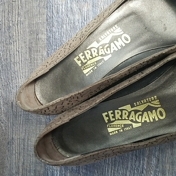 Salvatore FERRAGAMO Size 7 AA Tan Suede Leather Gold design Low Heel - Picture 5 of 16